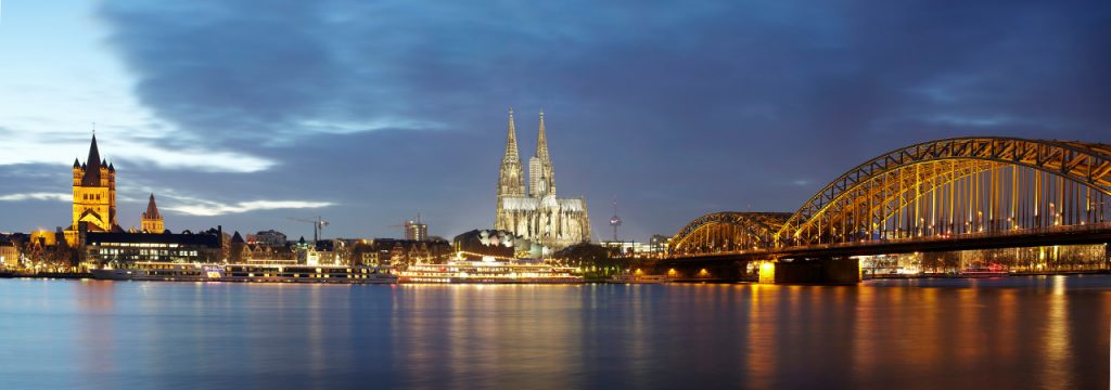 Kölner Skyline bei Nacht