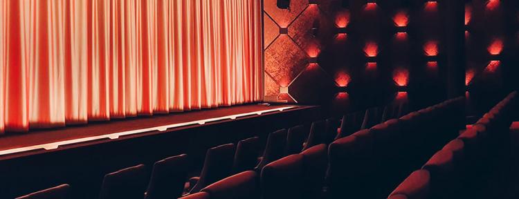 Historischer Kinosaal mit roten Sitzen und Vorhang