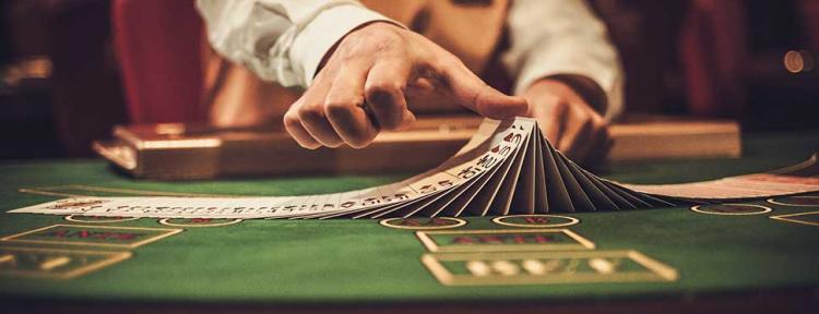 Croupier hinter dem Spieltisch in einem Casino