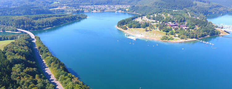 See im Sauerland mit Straße