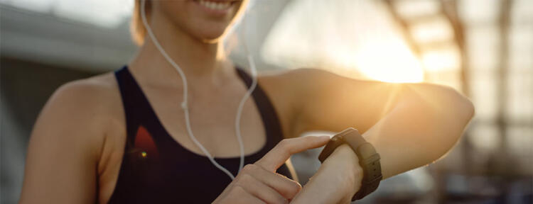 Closeup einer Frau mit Smart Watch