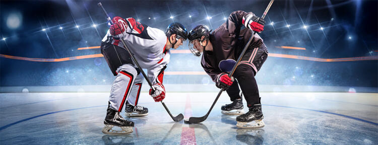 Eishockeyspieler stehen am Mittelkreis