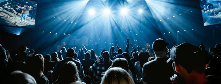 Eine große Menschenmenge vor einer Konzertbühne