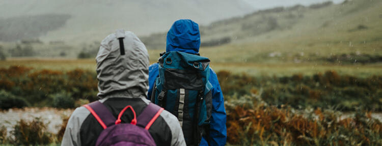 Paar wandert durch die Natur