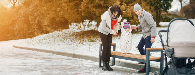 Familie mit Baby in winterlichem Park