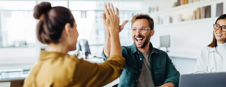 Arbeitskollegen feiern einen Erfolg