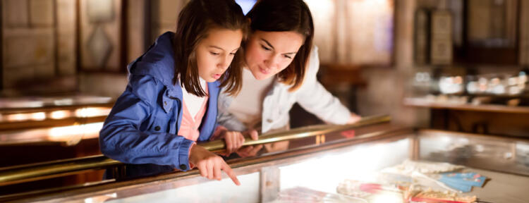 Mutter und Tochter im Museum